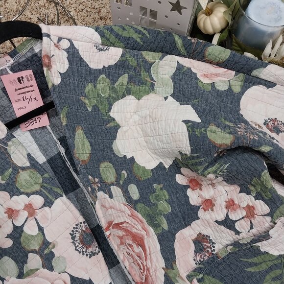 3387 Size 1X/XL Quilted Coat, Made from a Quilt In Grey, Green and Pink Floral. - Picture 5 of 6